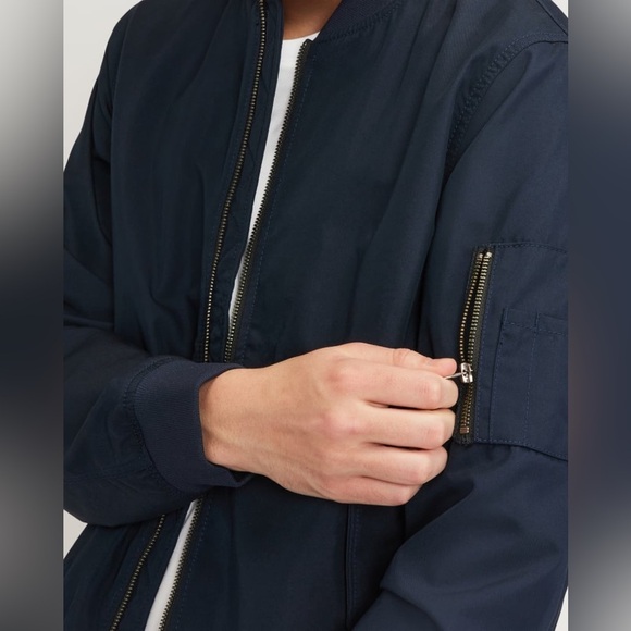 Everlane The Bomber Jacket | Uniform - Picture 4 of 8